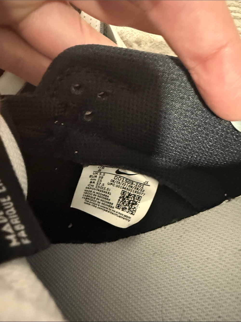 Nike Women’s Black & White Low Top Sneakers - Picture 4 of 6
